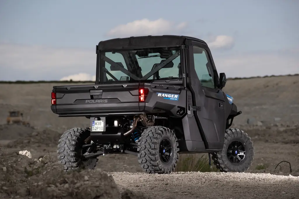 WebMedium_JPG-2026-EMEA-ORV-RGR-1000-eps-FullCab-NordicPro-BlueDusk-Static-23